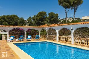 Bazén v ubytovaní Villa Ponte Vecchio by Abahana Villas alebo v jeho blízkosti