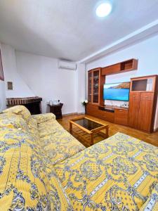 a large bedroom with two beds and a large window at Bungalow Oaxaca Playa de La Mata in Torrevieja