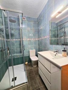 a bathroom with a shower and a sink and a toilet at Bungalow Oaxaca Playa de La Mata in Torrevieja