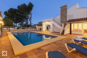 Bazén v ubytovaní Villa Ponte Vecchio by Abahana Villas alebo v jeho blízkosti