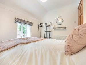 una camera da letto con un letto grande e una finestra di The Granary a Tetford Altre 6 foto