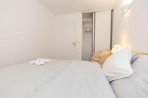 a bedroom with a white bed and a mirror at Grande maison des Compagnons in Val de Reuil +30 photos