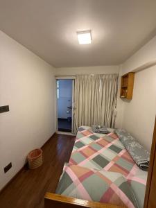 a small bedroom with a bed and a window at Hidden Courtyard Walkhu in Pātan
