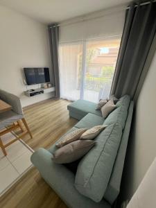 un soggiorno con divano blu e cuscini di Sea Dream Apartments a Bibinje (Bibigne)