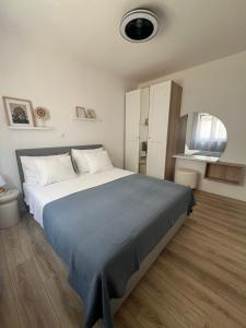una camera da letto con un letto grande con una coperta blu di Sea Dream Apartments a Bibinje (Bibigne)