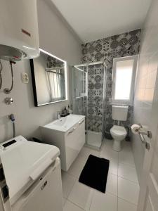 un bagno bianco con lavandino e WC di Sea Dream Apartments a Bibinje (Bibigne)