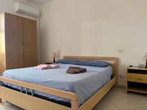 Un dormitorio con una cama con dos toallas encima. en Azalee P2228, en Santa Lucia