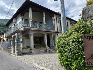 a building with a balcony on top of it at Appartamento Renzo, Dongo, Lago di Como in Dongo