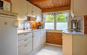 Kuchyň nebo kuchyňský kout v ubytování Holiday Home Gubbegårdsvejen Nexø Ii
