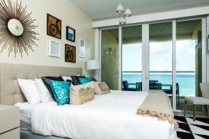 Gallery image of Blue Residences in Palm-Eagle Beach