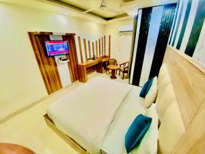 TV a/nebo společenská místnost v ubytování Hotel Aman Inn