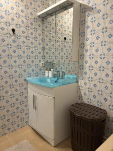 a bathroom with a sink and a mirror at Cosy apartment near Zaventem Airport in Brussels