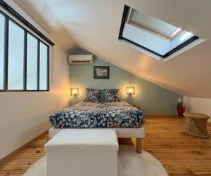 una camera da letto con letto e finestra in mansarda di Nature&détente au pied du Mont Ventoux parking privé gratuit a Carpentras