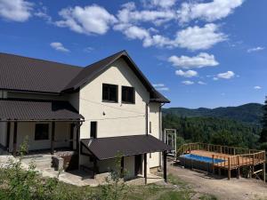 斯拉夫西克Hillside的一栋前面有游泳池的房子