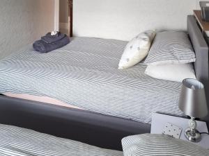 1 cama con almohada azul y almohadas en The Bee Happy House, en Filey