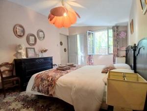 Ένα ή περισσότερα κρεβάτια σε δωμάτιο στο DEMEURE DES TROIS FOUDRES +28 φωτογραφίες