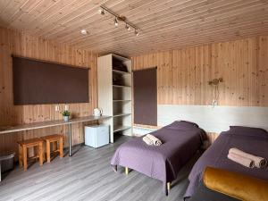 Giường trong phòng chung tại Mereoja Camping