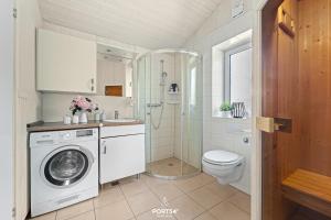 a bathroom with a washing machine and a toilet at Ferienhaus Harzliebe - Sankt Andreasberg im Harz in Sankt Andreasberg +28 photos