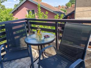 a table and two chairs on a balcony at Etno-urban stan na dan in Paraćin