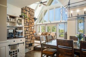 Η κουζίνα ή μικρή κουζίνα στο Modern A-Frame Hot Tub Views