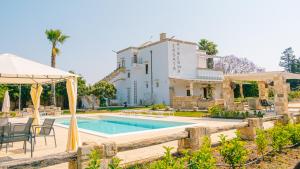 una villa con piscina y una casa en Casata Minerva, en Alezio