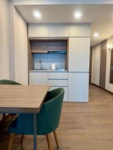 Kuchyň nebo kuchyňský kout v ubytování Sun & Style 1BR Apartment + 10 fotografií