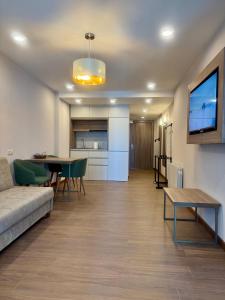 TV a/nebo společenská místnost v ubytování Sun & Style 1BR Apartment