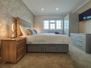 パガムにあるApartment 3 Barton Manor - Uk40088のベッドルーム1室(ドレッサー付きのベッド1台、窓付)