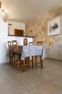 Гостиная зона в Poolside Family Comfort Suite