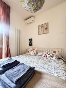 モンテロッソ・アル・マーレにあるCasa della Domenicaのタオルが敷かれたベッドのある寝室