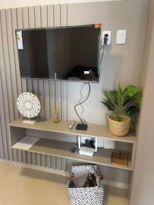 een plank met een tv erop bij Apartamento AVITA - Centro in San Miguel de Tucumán