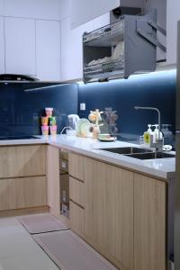 a kitchen with a sink and a blue wall at Minh Anh Apartment 2 in Thôn Văn Dương
