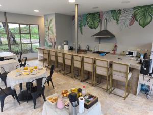 eine Küche und ein Esszimmer mit Tischen und einer Theke in der Unterkunft Eco Lodge de la Selva in San Salvador de Jujuy