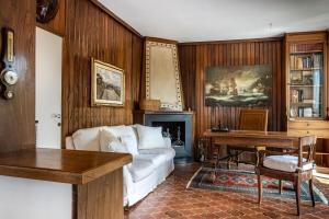 a living room with a white couch and a fireplace at Charme & Comfort, Maison di Stile, Sestri Levante in Sestri Levante
