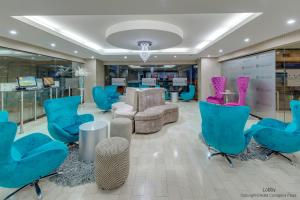 vestíbulo con sillas azules y sala de espera en Hotel Cartagena Plaza, en Cartagena de Indias