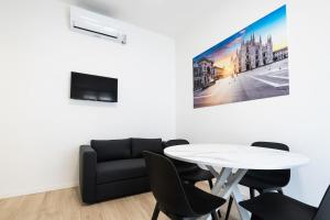 ペスキエーラ・ボッロメーオにあるVittoria House near Milan, Linate, Rho Fieraのテーブルとソファのあるリビングルーム