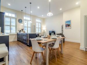 克罗默The Colman的配有桌椅的厨房和客厅