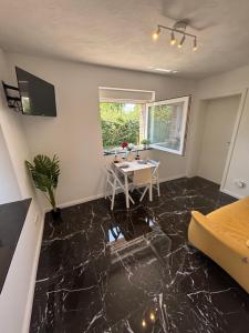 a dining room with black marble flooring and a table at Modernes Apartment mit Parkplatz in Elsdorf