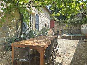 Κήπος έξω από το Magnifique villa en pierres au cœur de Saint Antonin Noble Val - Piscine et jardin privés -10 personnes