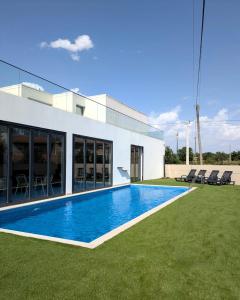 una piscina di fronte a un edificio di Casa do Poço a Miranda do Douro