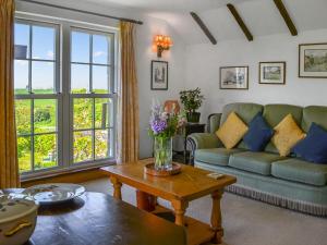 un soggiorno con un divano e un tavolo di Tilery Cottage - Uk44203 a Chatton
