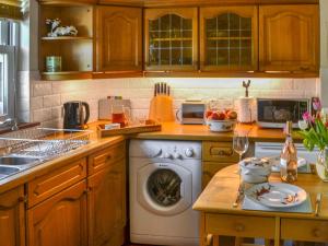 una cucina con lavatrice e lavastoviglie di Tilery Cottage - Uk44203 a Chatton Altre 10 foto