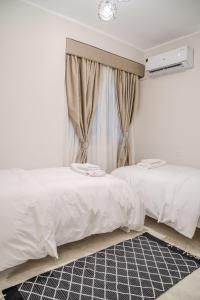 Una cama o camas en una habitación de Cozy Luxe Stay - Outdoor Patio