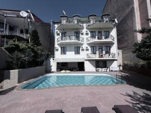Bazén v ubytování Hotel RichI G A nebo v jeho okolí