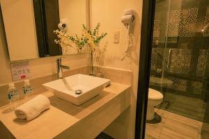 Bilik mandi di Na Hotel