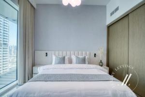 Postel nebo postele na pokoji v ubytování Grand Bleu Tower 2 - 1 BDR with Beachfront Views