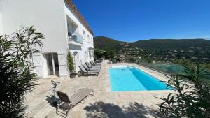 Bazén v ubytování Villa Cacharelle Vue Mer Piscine nebo v jeho okolí
