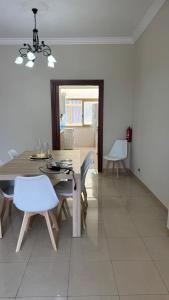 Un comedor con mesa y sillas en Elettra House Anzio, en Anzio