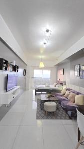 Ruang duduk di Casa Solea - Tagaytay Staycation