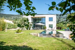 una casa con piscina in giardino di Superbe villa contemporaine a Peymeinade